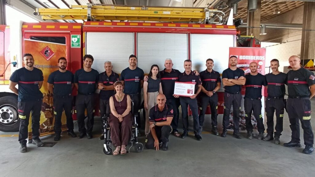 La Asociación Valenciana Adela recibe los 13.586 euros recaudados por la carrera solidaria que se celebró en Benidorm