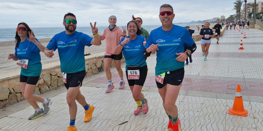 Ayer playa Muchavista acogió a los participantes de la IX Carrera por Parejas de El Campello 2026