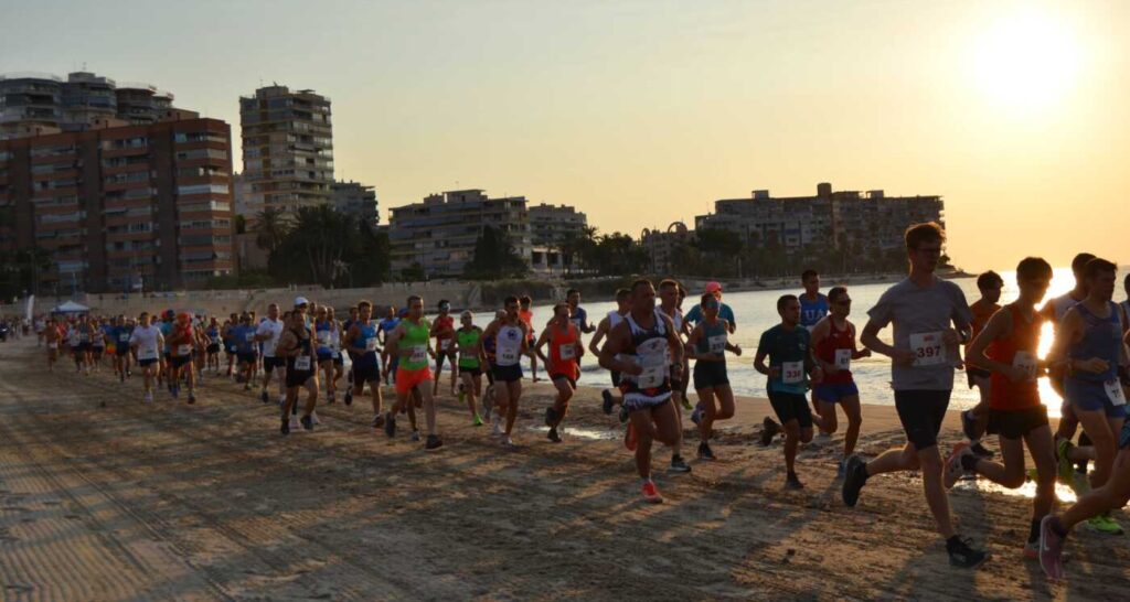 El Cross del Amanecer cumple 35 años y vuelve este sábado a la Playa Muchavista de El Campello